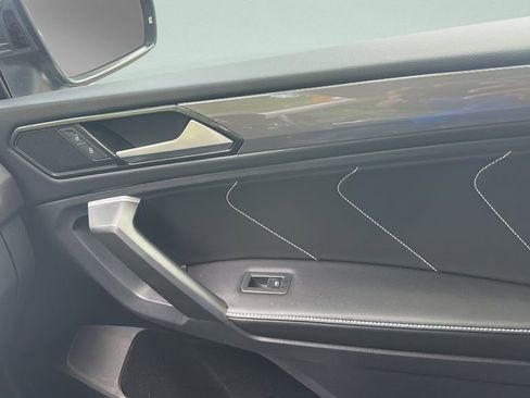 Used 2024 Volkswagen Tiguan SE image 12