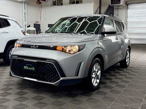Used 2025 Kia Soul LX w/ LX Technology Package FWD image 1