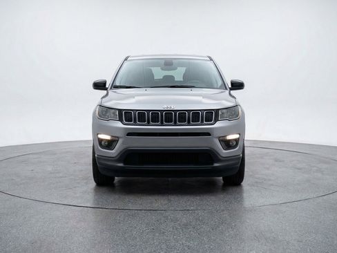 Used 2025 Jeep Compass Latitude image 2