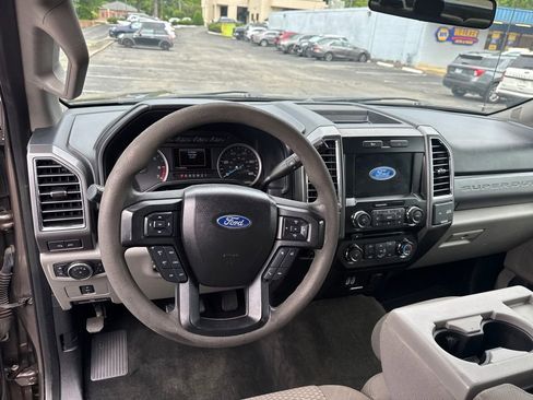 Used 2017 Ford F250 XLT w/ XLT Premium Package AWD/4WD image 21