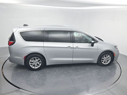 Used 2024 Chrysler Pacifica Touring-L FWD image 54