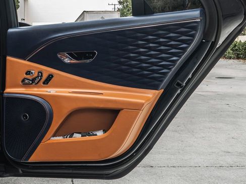 Used 2022 Bentley Flying Spur V8 image 33