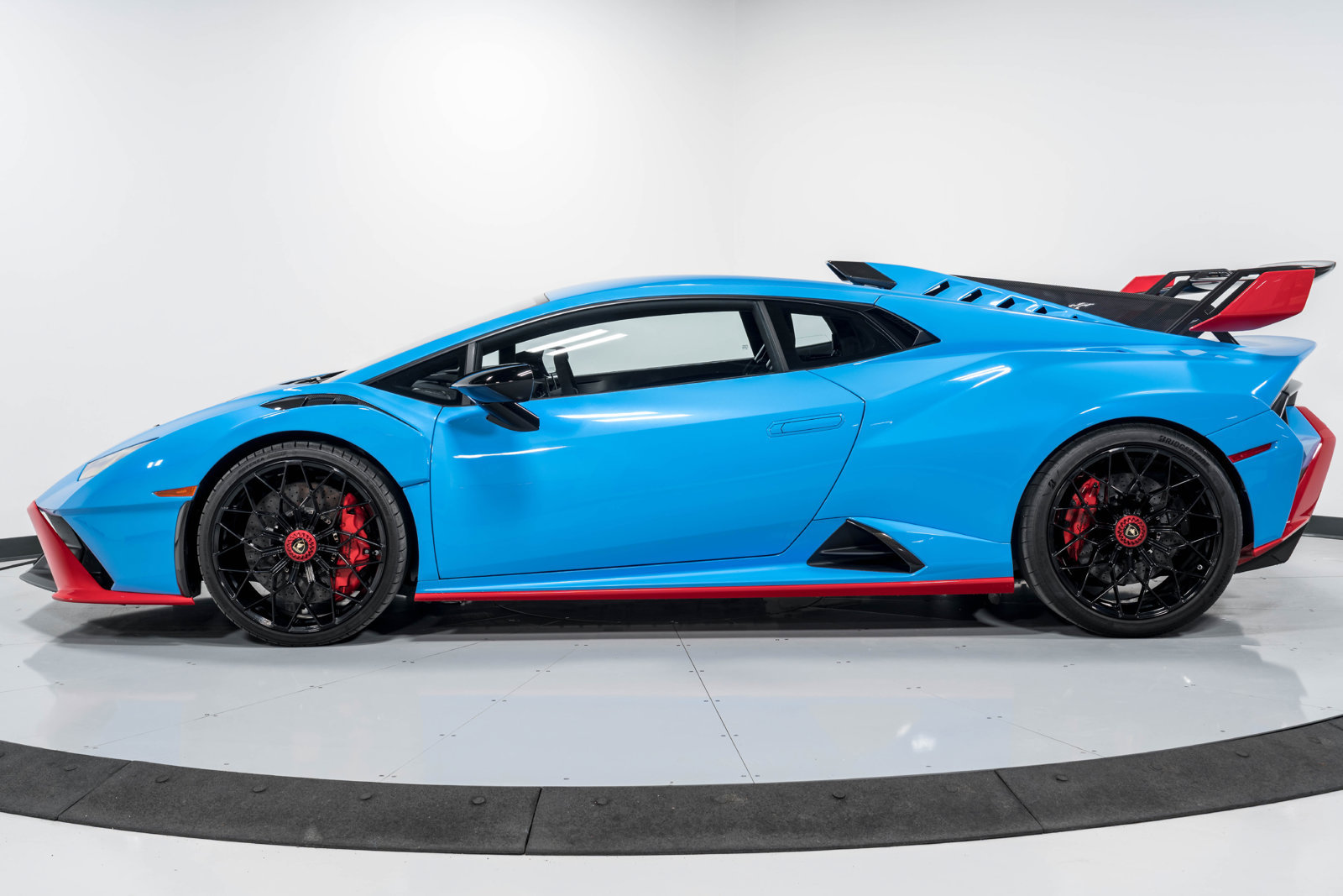 Used 2024 Lamborghini Huracan STO RWD image 6