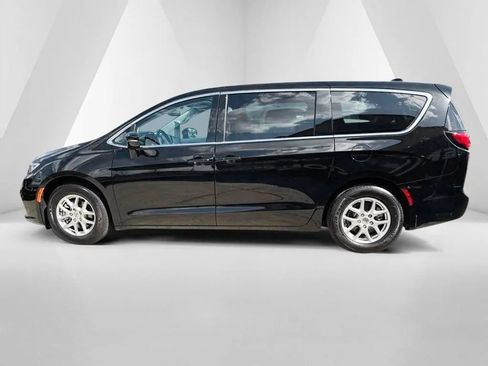 Used 2024 Chrysler Pacifica Touring-L FWD image 4