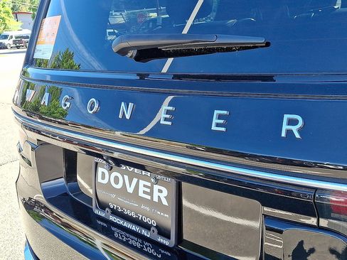 Certified 2024 Jeep Wagoneer Series III w/ Premium Group I AWD/4WD image 24