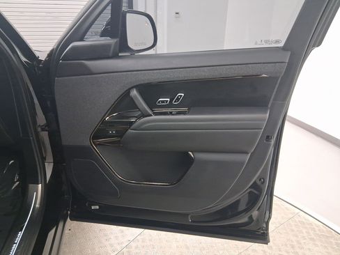 Used 2025 Land Rover Range Rover Sport SE image 20