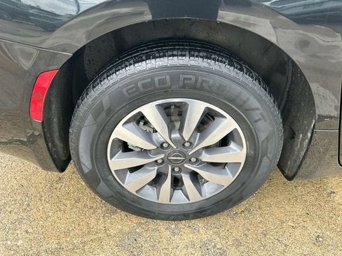 Used 2023 Chrysler Pacifica Touring-L FWD image 47