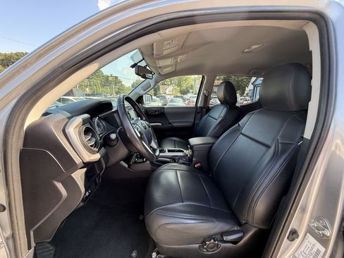 Used 2017 Toyota Tacoma SR5 w/ Tow Package image 12