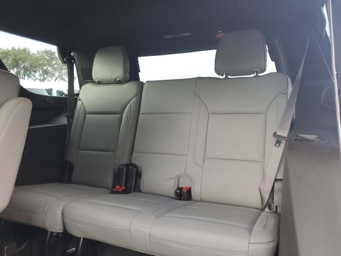 Used 2023 GMC Yukon SLT w/ SLT Luxury Package image 12