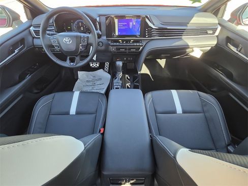 Used 2026 Toyota Camry SE image 4