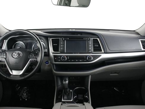 Used 2019 Toyota Highlander XLE AWD/4WD image 7