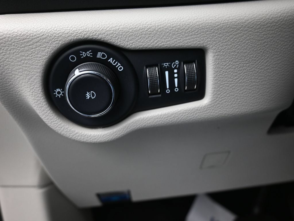 Used 2023 Chrysler Pacifica Touring-L FWD image 18