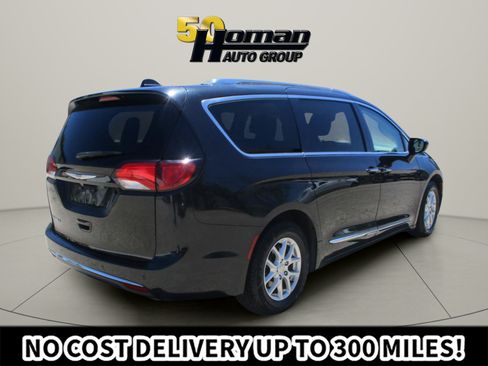 Used 2020 Chrysler Pacifica Touring-L FWD image 5