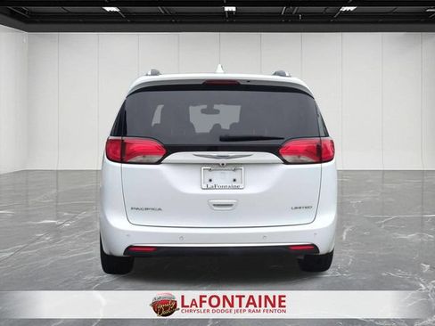 Used 2020 Chrysler Pacifica Limited w/ Tire & Wheel Group FWD image 4