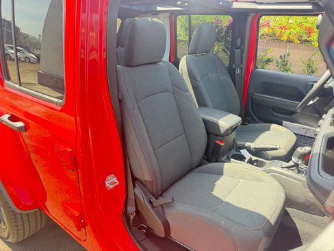 Used 2025 Jeep Wrangler Unlimited Sahara w/ Safety Group AWD/4WD image 26