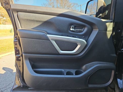Used 2019 Nissan Titan SV w/ SV Convenience Package image 12