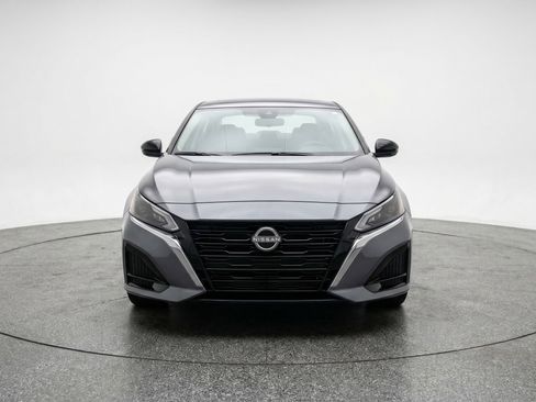 Used 2025 Nissan Altima 2.5 SV FWD image 2