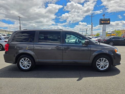 Used 2019 Dodge Grand Caravan SXT w/ Rear Park Assist Package FWD image 5