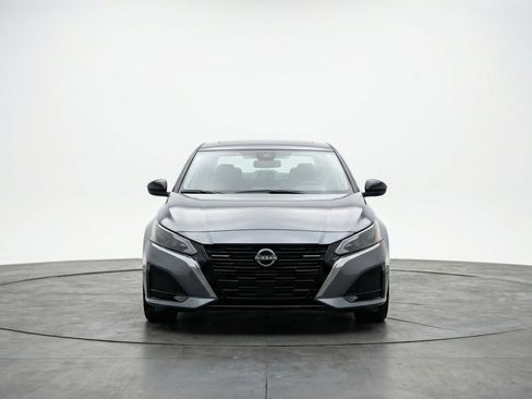 Used 2025 Nissan Altima 2.5 SV FWD image 2