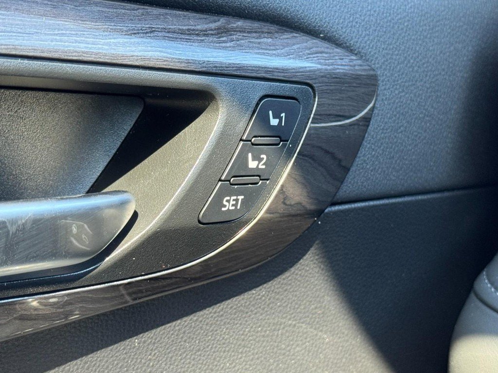 Used 2023 Toyota Highlander Limited AWD/4WD image 19