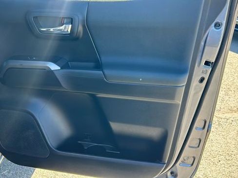 Used 2021 Toyota Tacoma TRD Sport image 12