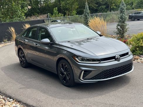 New 2025 Volkswagen Jetta SE image 7