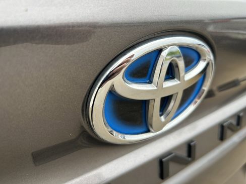 Certified 2024 Toyota Sienna XLE FWD image 7