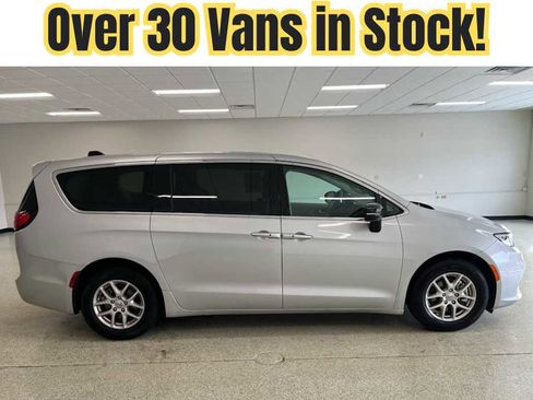 Used 2024 Chrysler Pacifica Touring-L FWD image 1