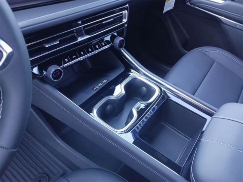 New 2026 Chevrolet Traverse LT image 11