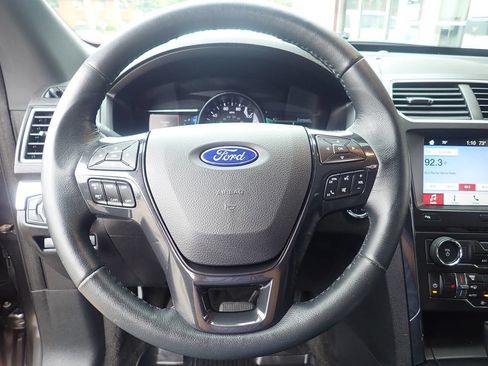 Used 2017 Ford Explorer XLT w/ Equipment Group 202A image 6