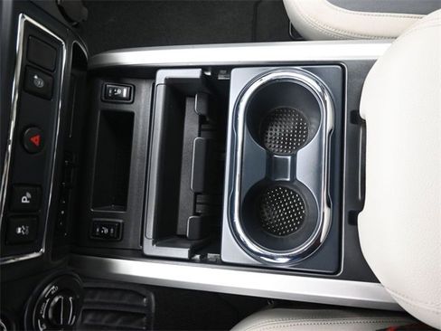 Used 2024 Nissan Titan SV w/ SV Convenience Package image 18