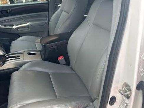 Used 2013 Toyota Tacoma Double Cab V6 Auto 4WD image 8