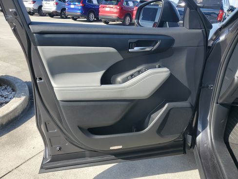 Used 2024 Toyota Highlander XLE FWD image 22