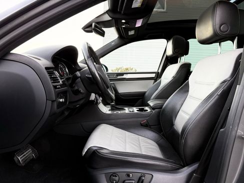 Used 2017 Volkswagen Touareg Wolfsburg Edition image 20