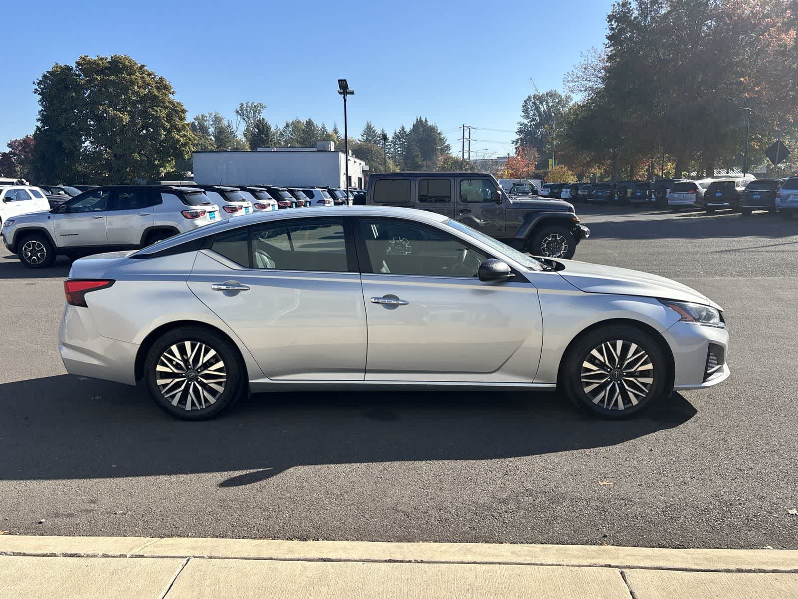 Used 2024 Nissan Altima 2.5 SV FWD image 6
