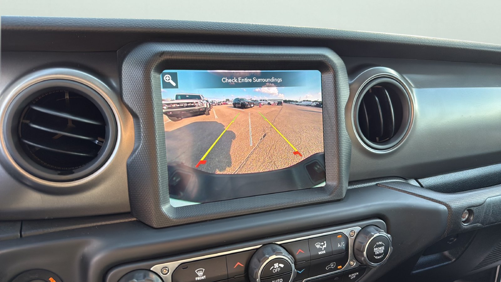 Used 2023 Jeep Gladiator Sport AWD/4WD image 16