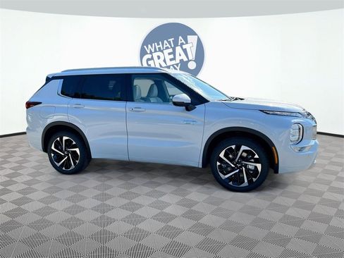 New 2025 Mitsubishi Outlander SEL image 3