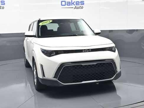 Used 2023 Kia Soul LX w/ LX Technology Package FWD image 3