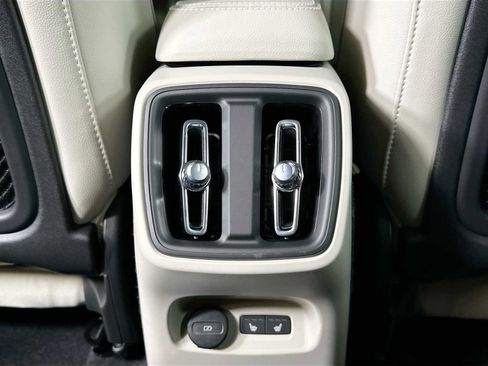 Certified 2025 Volvo XC40 B5 Plus w/ Protection Package Premier image 23