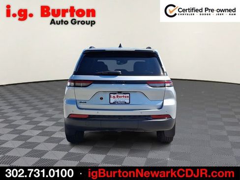 Used 2025 Jeep Grand Cherokee Altitude AWD/4WD image 5