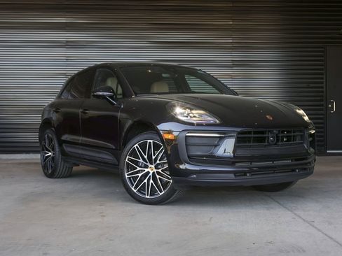 Certified 2026 Porsche Macan AWD/4WD image 9