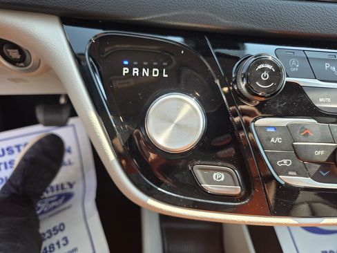 Used 2024 Chrysler Pacifica Touring-L FWD image 17