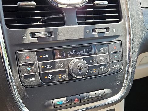 Used 2015 Chrysler Town & Country Touring-L w/ Driver Convenience Group FWD image 15