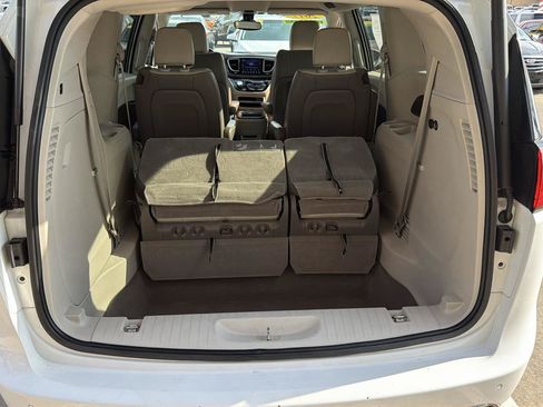 Used 2017 Chrysler Pacifica Touring-L FWD image 37