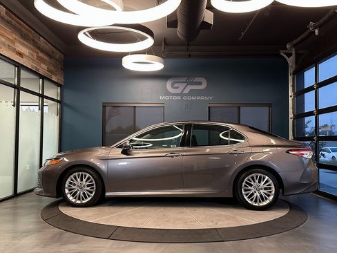 Used 2018 Toyota Camry XLE image 6