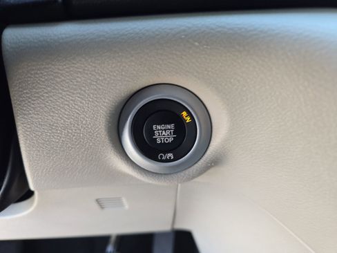 Used 2020 Chrysler Pacifica Touring image 25