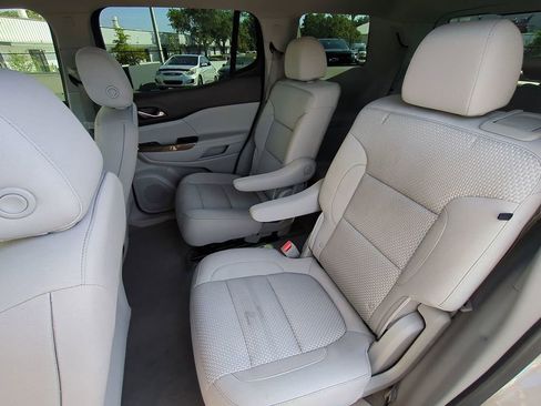 Used 2022 GMC Acadia SLE image 13