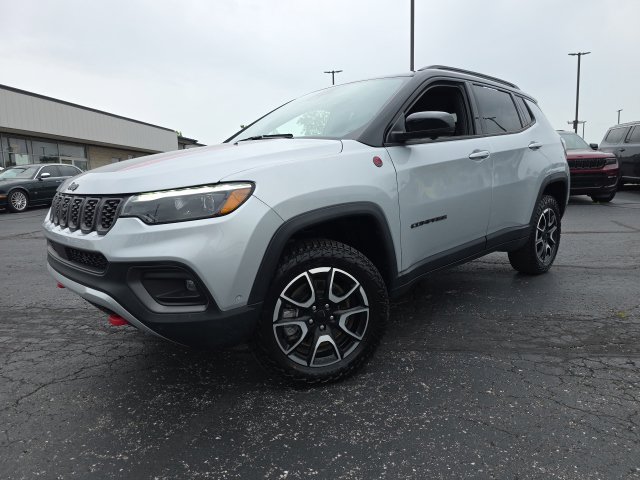 Used 2024 Jeep Compass Trailhawk w/ Trailhawk Elite Group AWD/4WD image 2