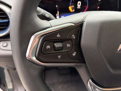 Used 2025 Chevrolet Trax LT w/ LT Convenience Package FWD image 19