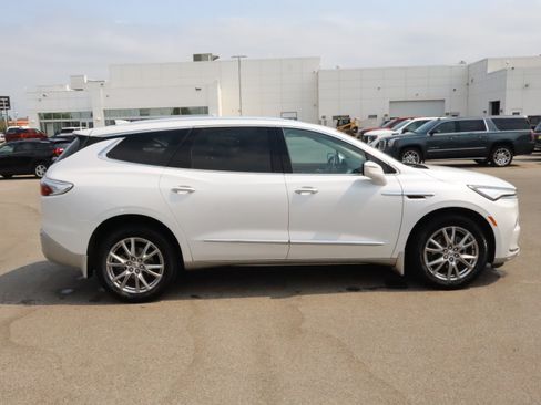 Used 2024 Buick Enclave Premium AWD/4WD image 8